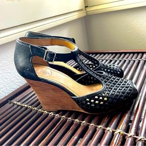 Frye Gwen basket weave peep toe wedges 7.5